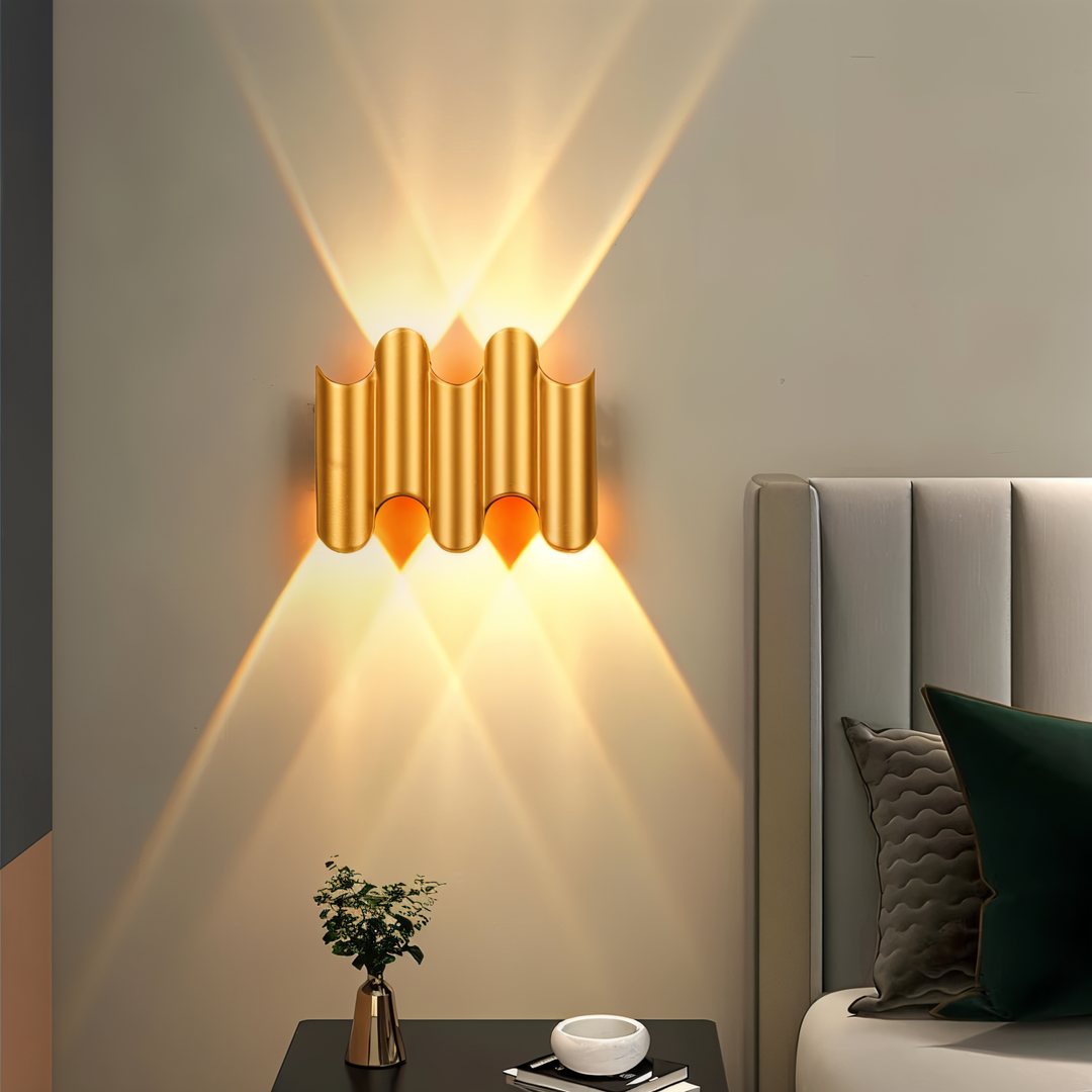 Modern svart & guld LED vägglampa GlamWave. Elegant inomhusbelysning för vardagsrum & korridor.