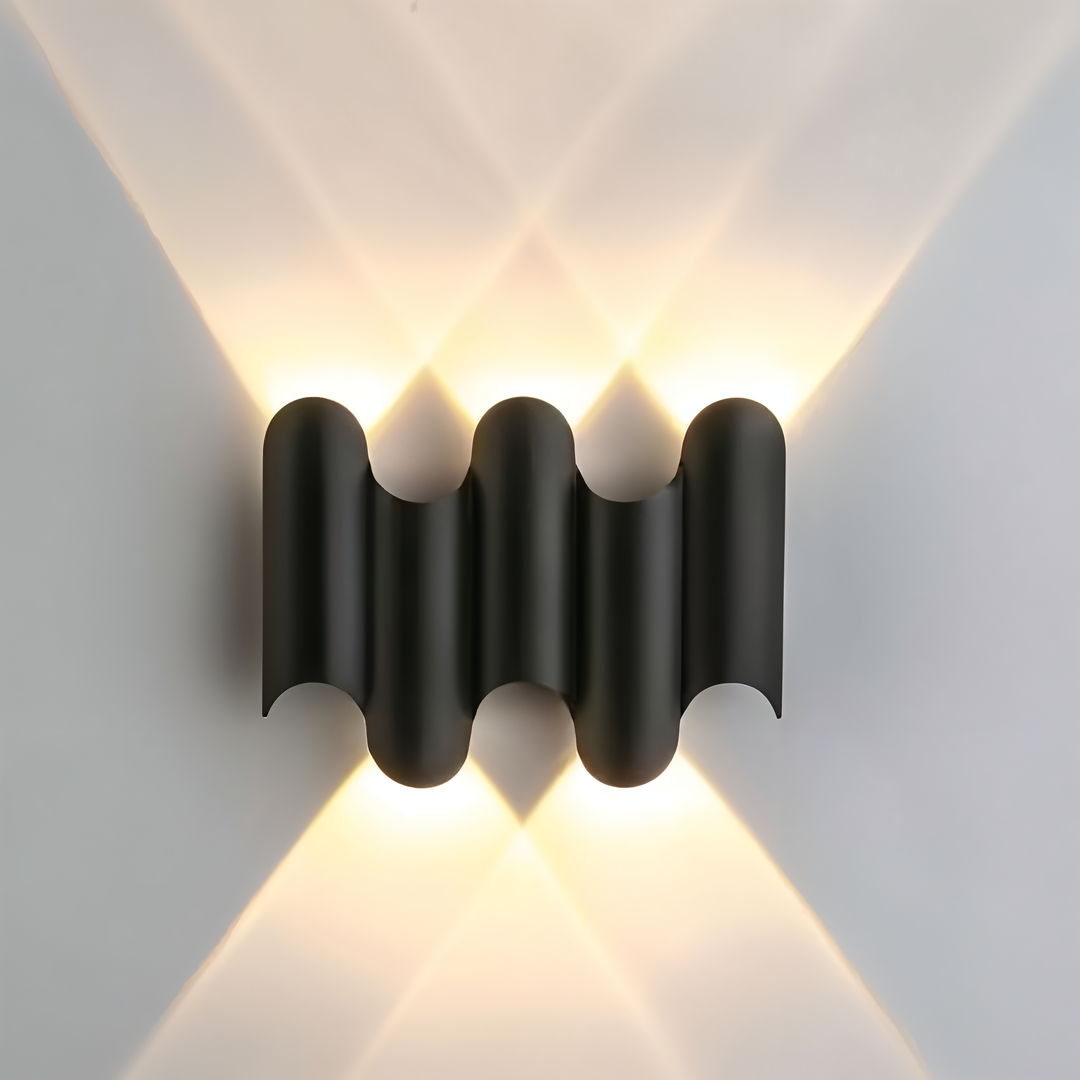 Elegant svart och guld LED vägglampa. Modern design för sofistikerad heminredning. Inomhusbelysning.