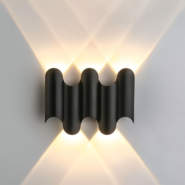 Elegant svart och guld LED vägglampa. Modern design för sofistikerad heminredning. Inomhusbelysning.