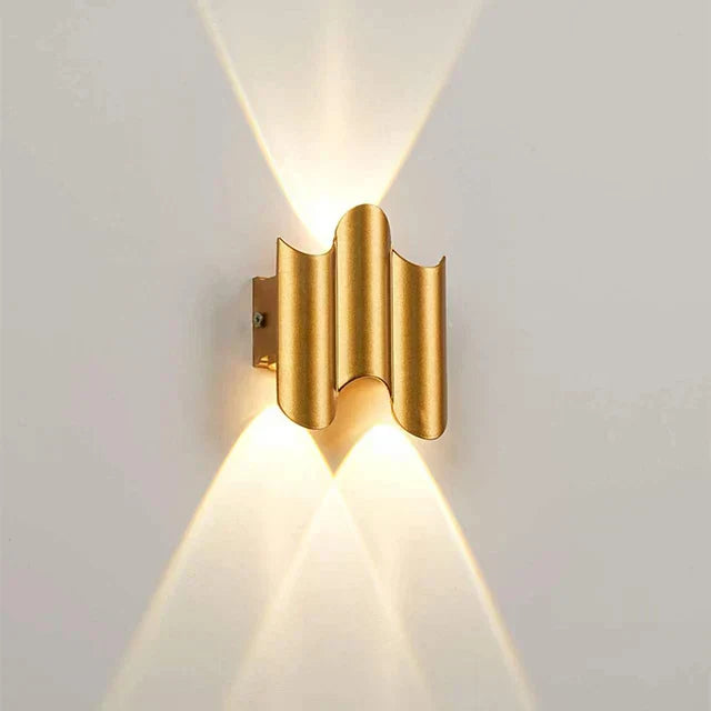 Dekorativ LED väggbelysning GlamWave. Modern svart och guld design för stilfull inomhusinredning.