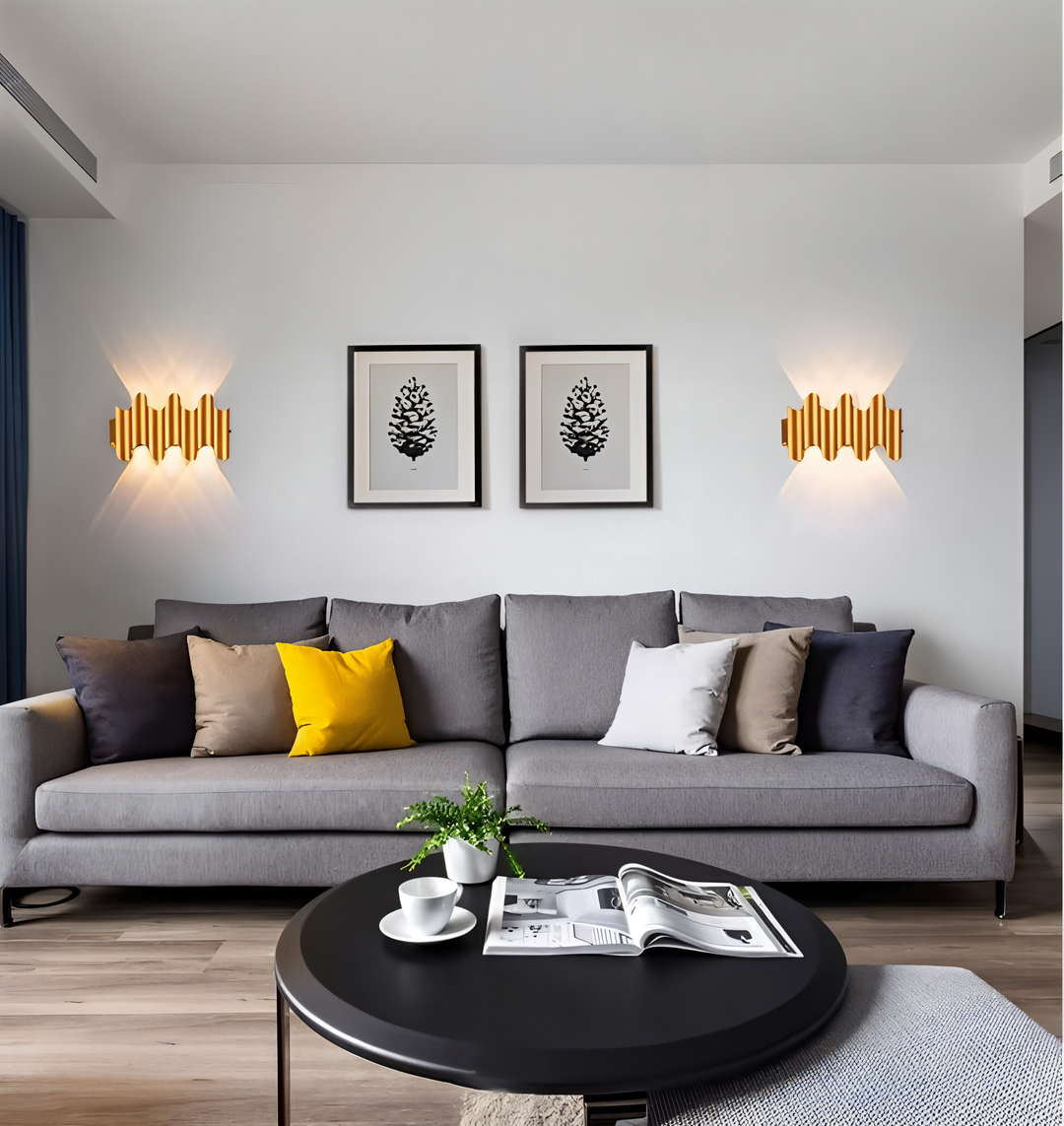 Stilren svart-guld LED väggarmatur med modern design. Dekorativ belysning för heminredning.