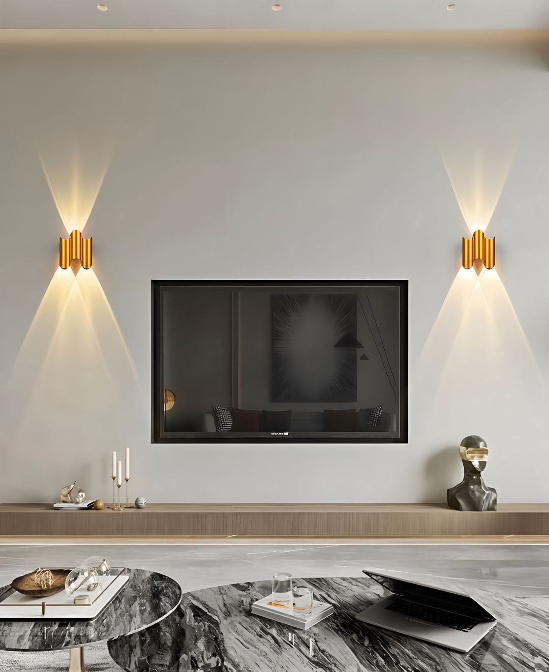 Elegant svart och guld LED vägglampa med upp-och-ner ljus. Perfekt för stämningsfull korridorbelysning.