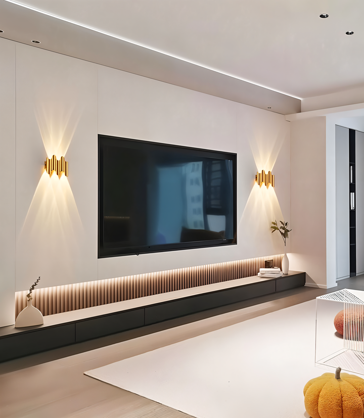 GlamWave modern LED vägglampa i svart & guld. Stilren och dekorativ belysningsarmatur för hemmet.