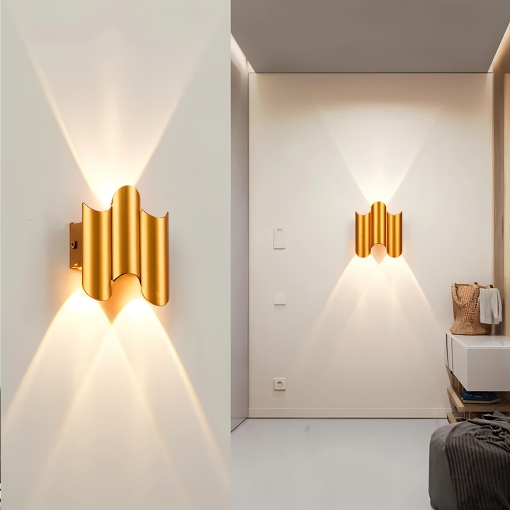 Modern svart/guld LED vägglampa. Idealisk för vardagsrum eller korridor, ger stilren inomhusbelysning.
