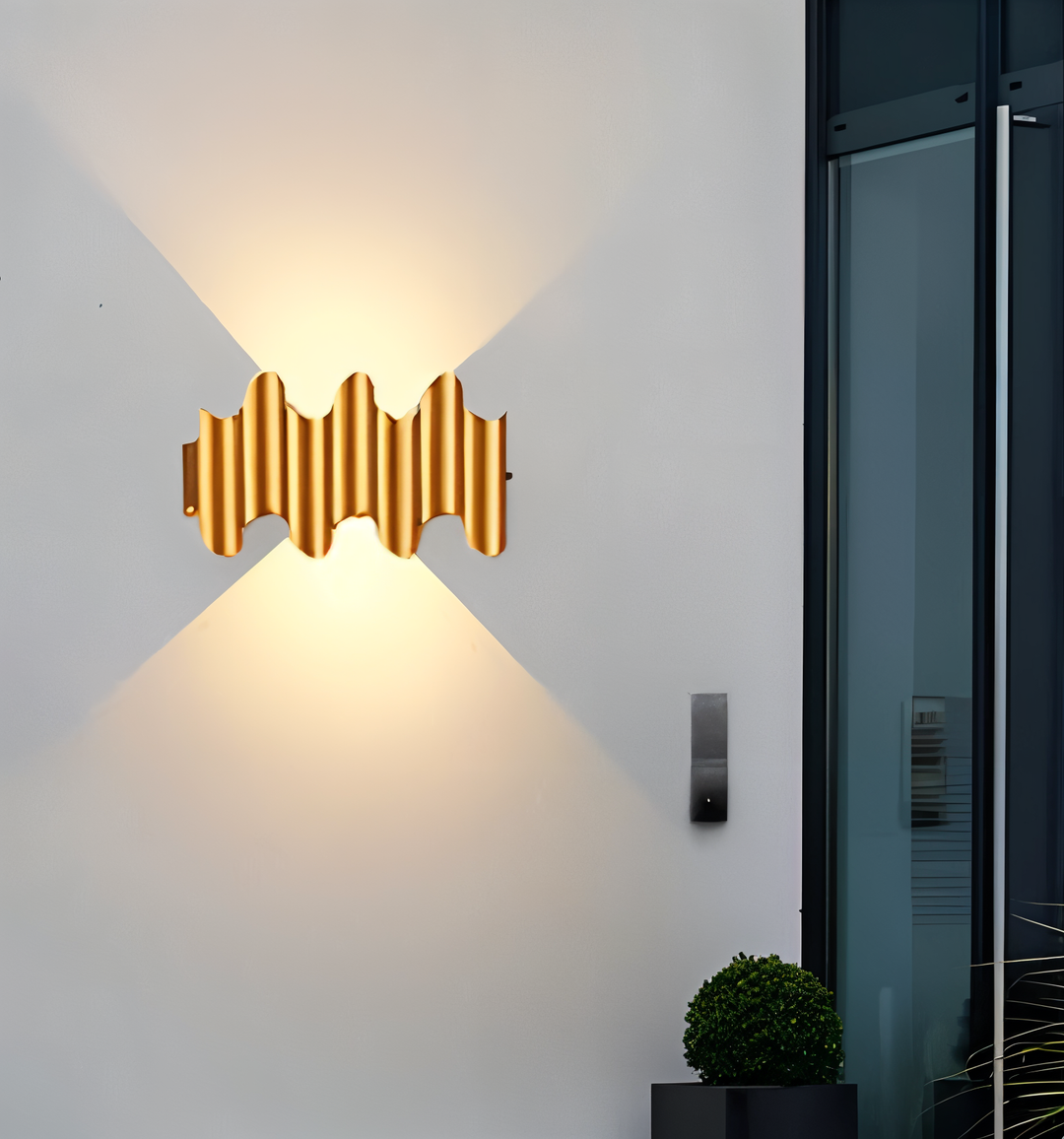 GlamWave elegant LED vägglampa svart/guld. En modern väggarmatur för stilfull heminredning.