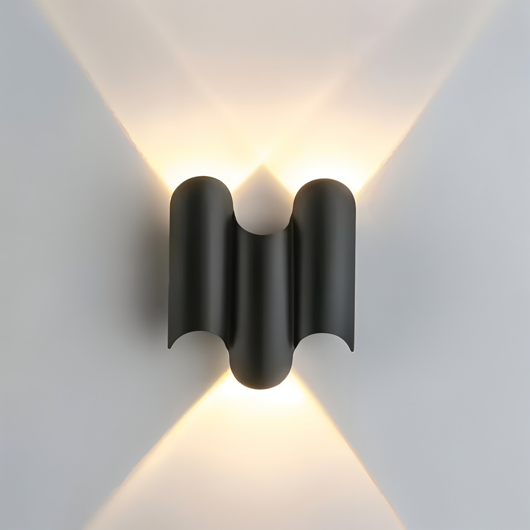 Svart och guld LED vägglampa med modern design. Stilren och energieffektiv dekorativ belysning.