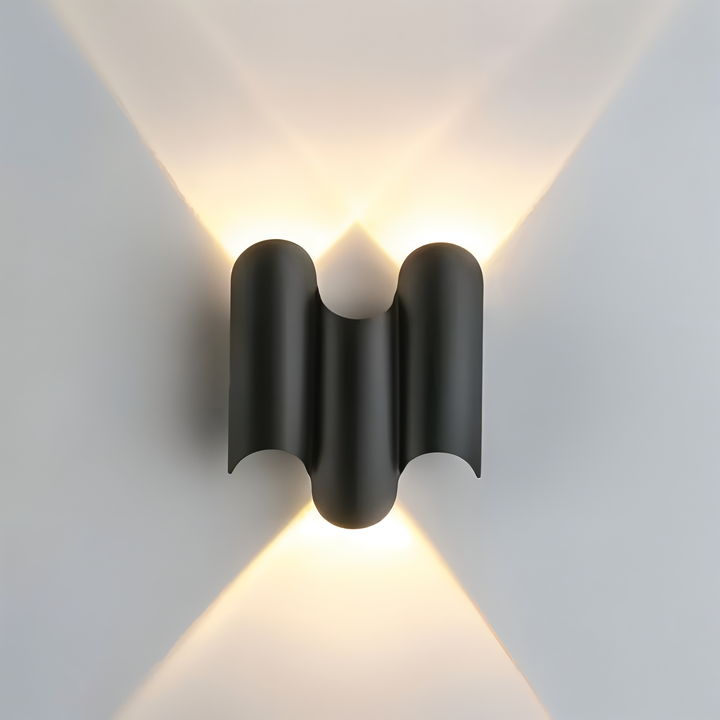 Svart och guld LED vägglampa med modern design. Stilren och energieffektiv dekorativ belysning.