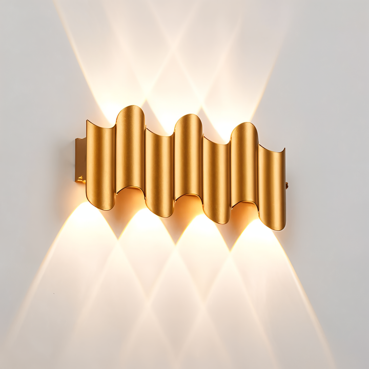 Exklusiv GlamWave LED väggarmatur i svart och guld. Modern inomhusbelysning med upp/ner-ljus.