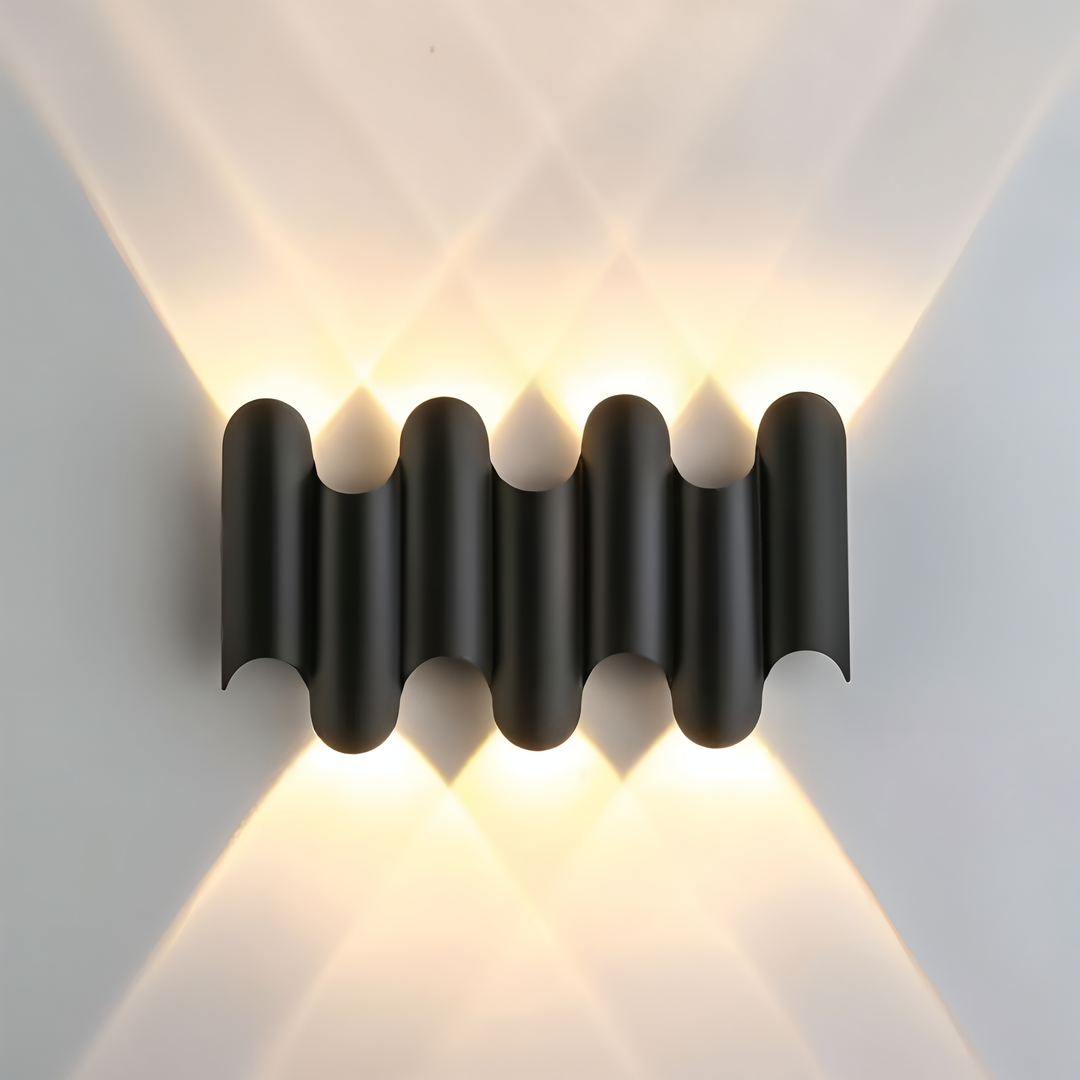 Modern GlamWave LED vägglampa svart/guld. Ger elegant upp/ner-ljus, perfekt för vardagsrum och entré.