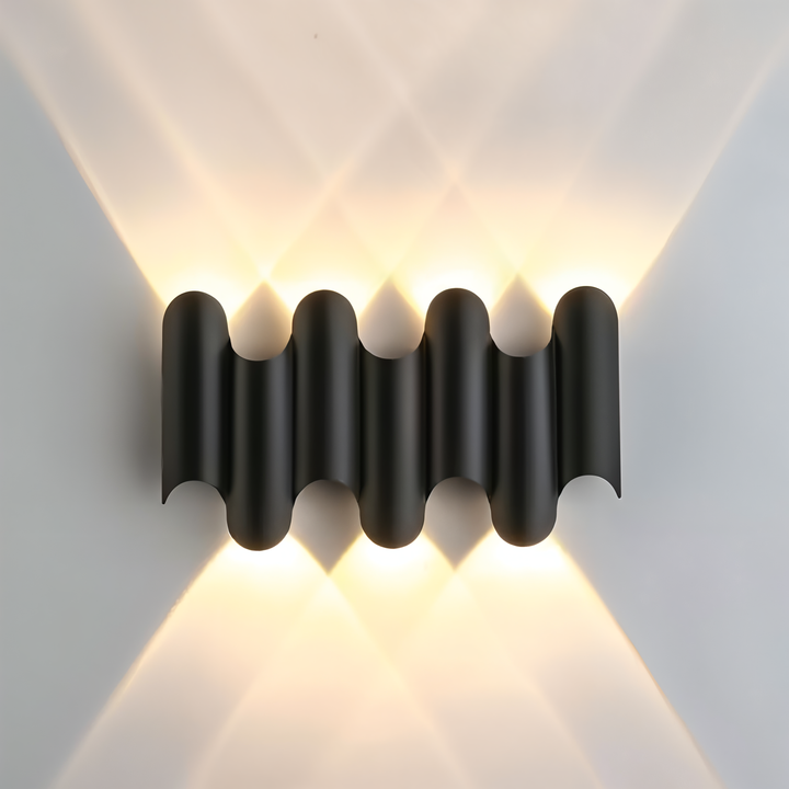 Modern GlamWave LED vägglampa svart/guld. Ger elegant upp/ner-ljus, perfekt för vardagsrum och entré.