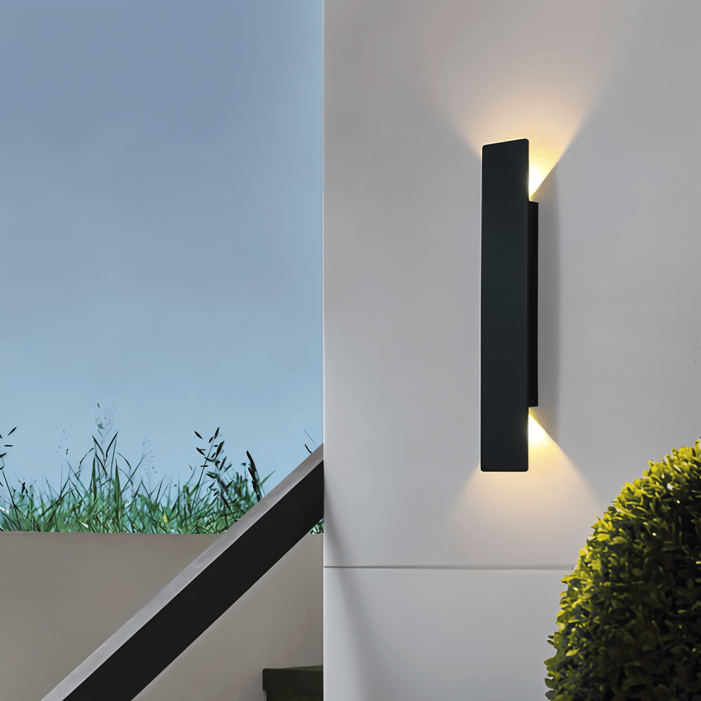 Modern svart LED-vägglampa för utomhusbruk, elegant upp- och nedljus, IP65 fasadbelysning.