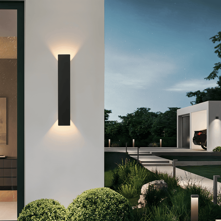 Elegant LED-vägglampa i modern design, perfekt utebelysning med upp- och nedljus.
