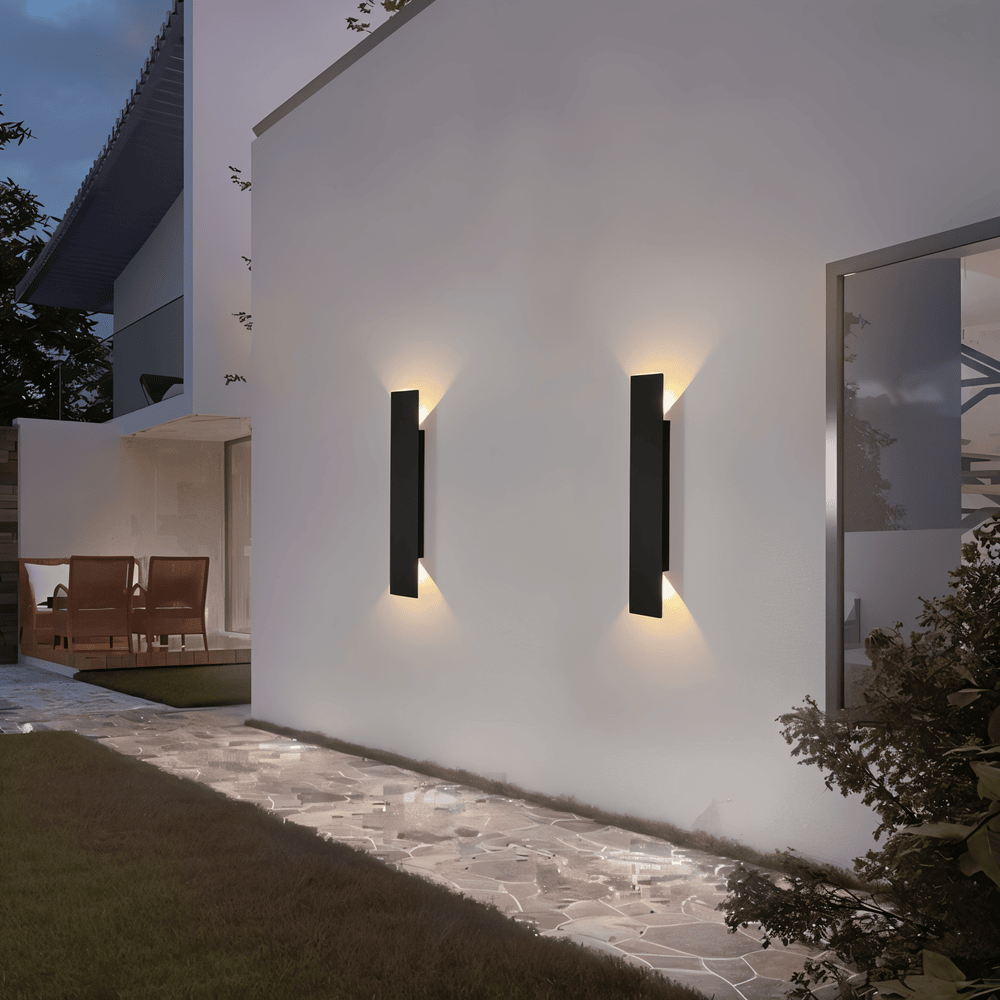 Svart vattenresistent LED-vägglampa för utomhusbruk, ger modern upp- och nedljus-effekt.