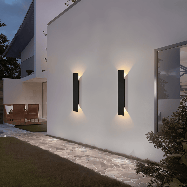 Svart vattenresistent LED-vägglampa för utomhusbruk, ger modern upp- och nedljus-effekt.