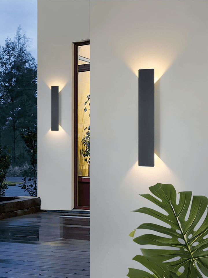 Vit LED-fasadbelysning med kallt ljus, energisnål och IP65, perfekt för modern uteplats.