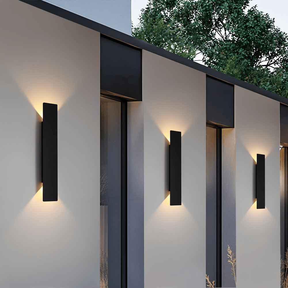 Stilren designlampa, LED-vägglampa för utebruk med effektivt upp- och nedljus på fasaden.