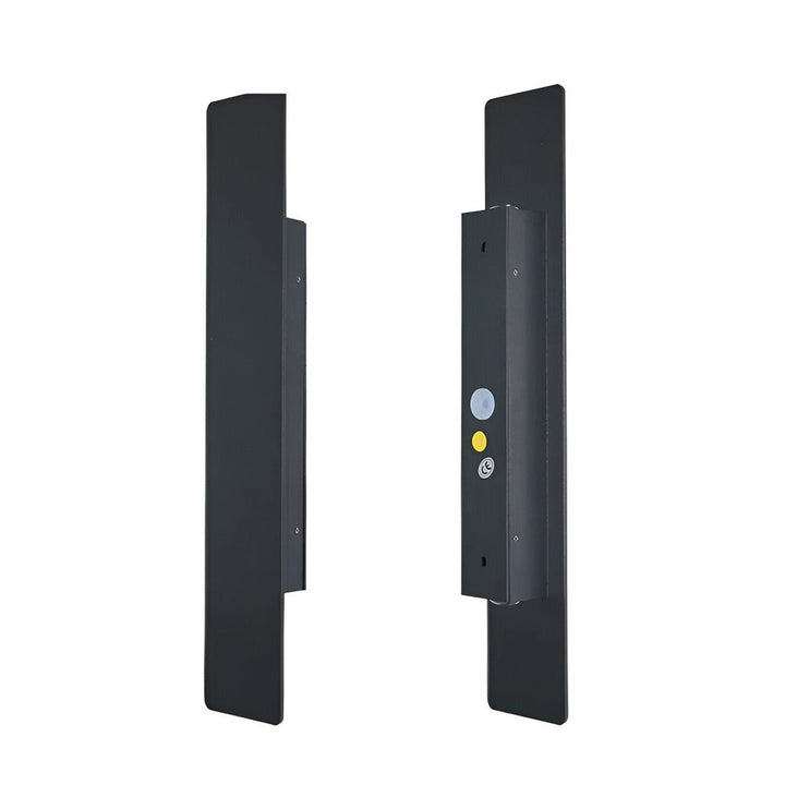 Modern vit vägglampa med LED, idealisk fasadbelysning som skapar välkomnande utebelysning.