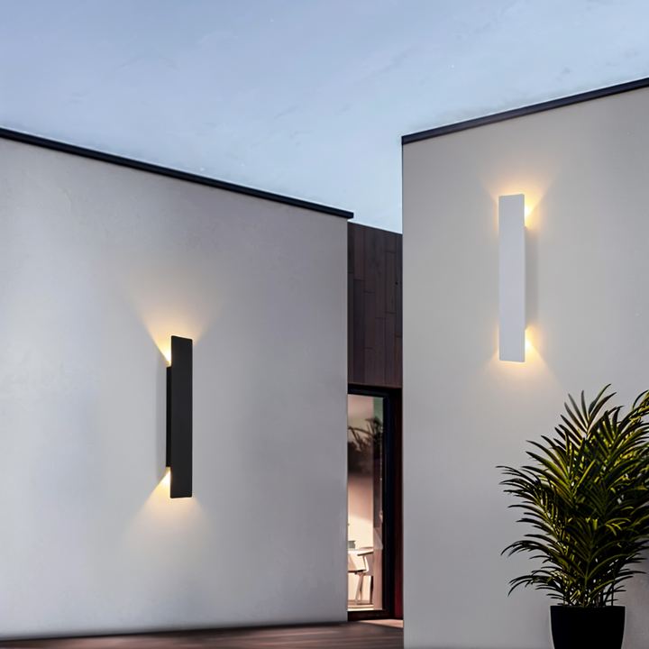 Elegant LED-vägglampa för hem & trädgård, modern utomhusbelysning med upp/nedljus effekt.