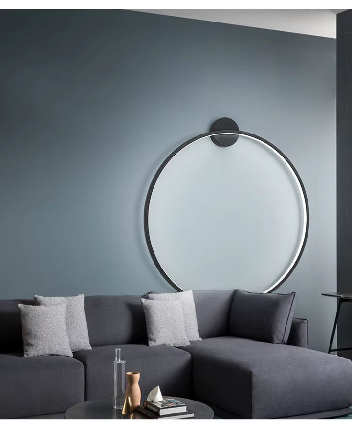 Svart rund vägglampa. En modern LED-belysning som skapar elegant atmosfär.