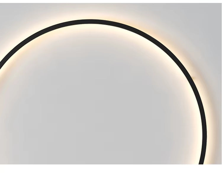 Minimalistisk rund vägglampa i svart. Ger mjuk och modern inomhusbelysning.