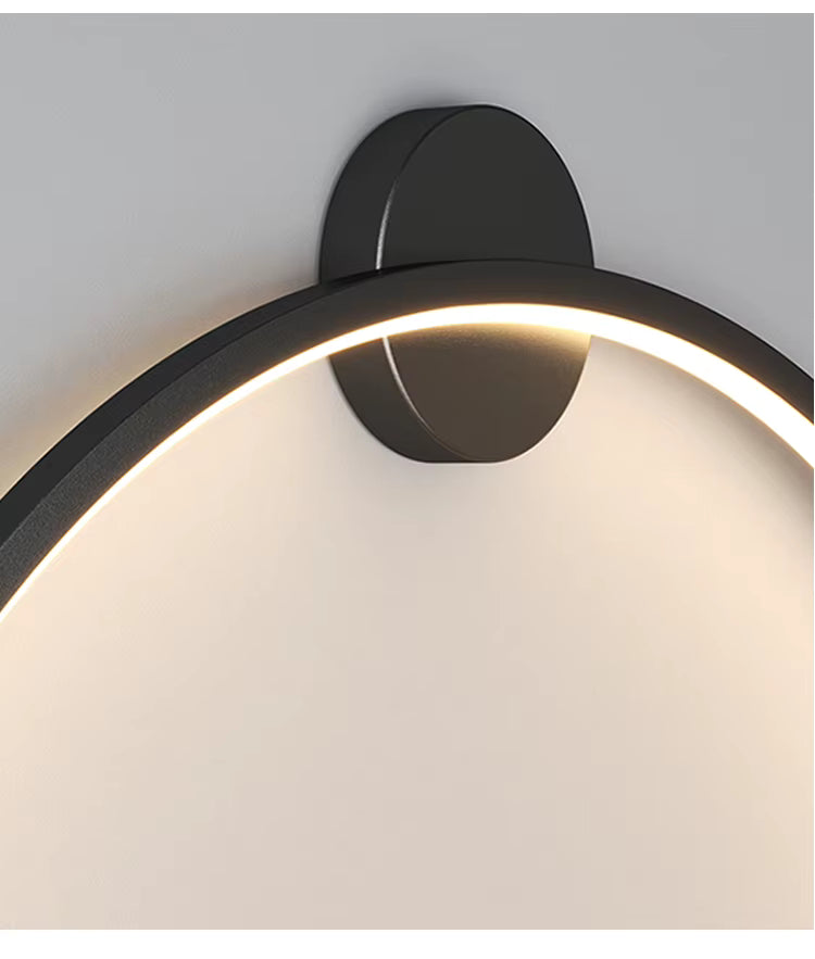 Rund svart vägglampa för modern atmosfärsbelysning, med energieffektiv LED.