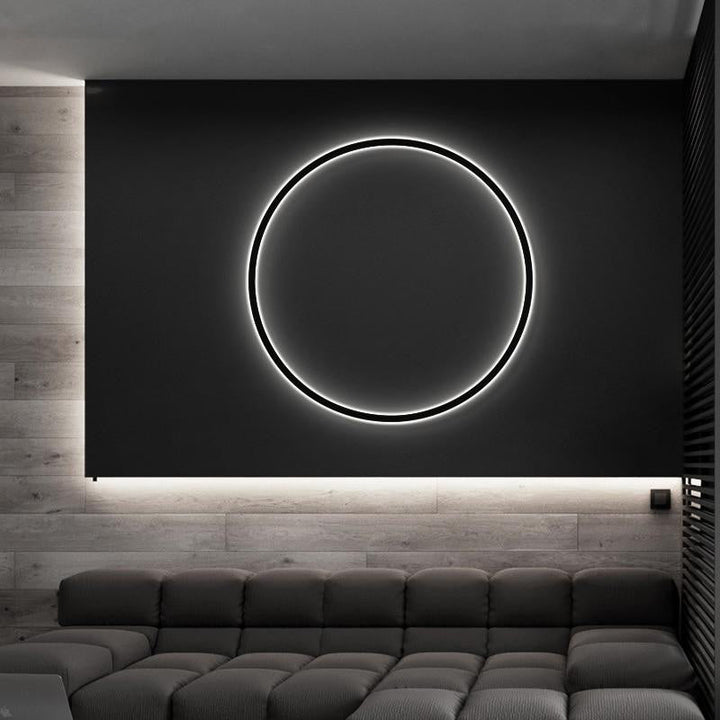 Elegant rund designlampa, perfekt som minimalistisk väggbelysning.