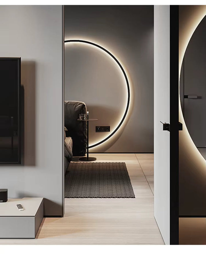 Designvägglampa, rund och modern, för elegant inomhusbelysning i svart finish.