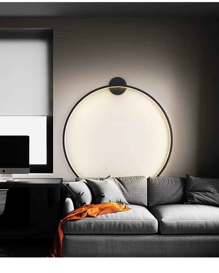 Rund vägglampa med LED-teknik, svart och minimalistisk, för modern heminredning.