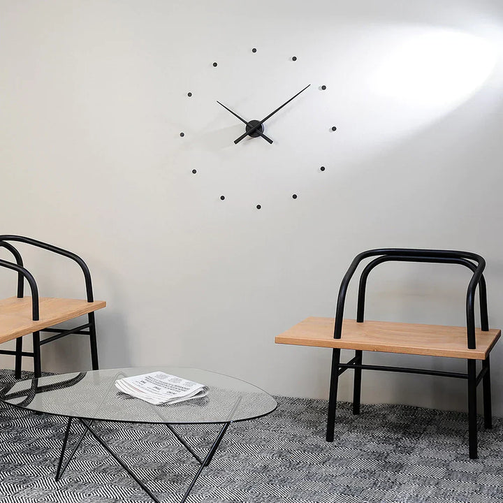 Modern svart väggklocka med stilren design för vardagsrum. Elegant heminredning, minimalistisk.