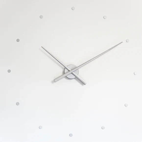 Gul minimalistisk väggklocka, modern heminredningsdetalj som ger färg till kök eller vardagsrum.