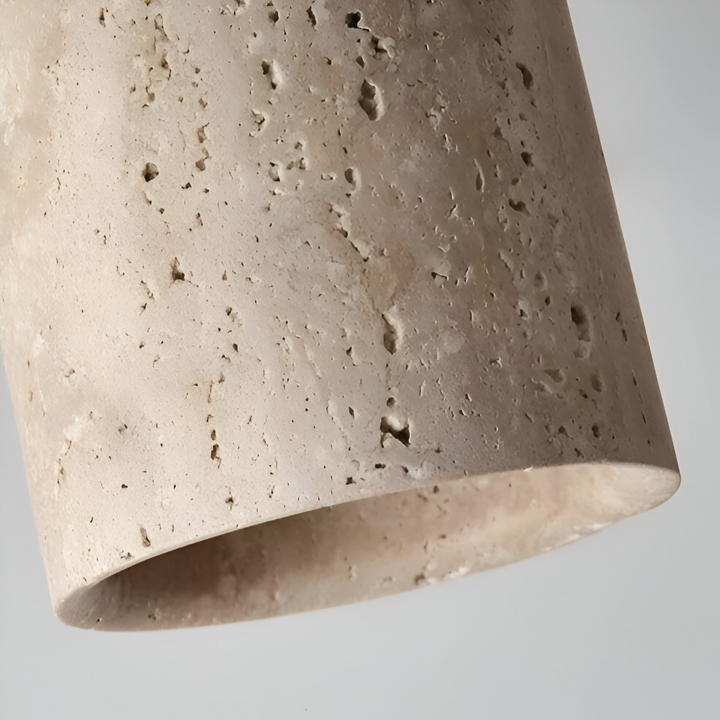 Snygg cylindrisk taklampa med integrerad spotlight, modern stil för ditt hem och belysning.