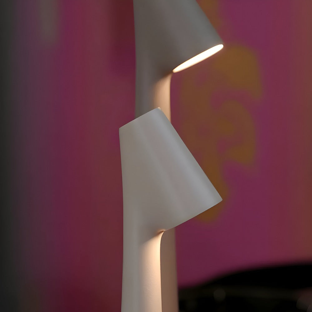 Högkvalitativ trådlös LED bordslampa, dimbar, en elegant detalj för modern heminredning.