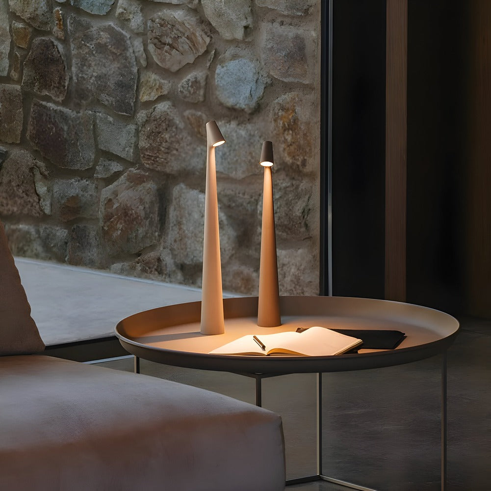 Lättplacerad trådlös bordslampa med dimbar LED, perfekt för att enkelt uppdatera din inredning.