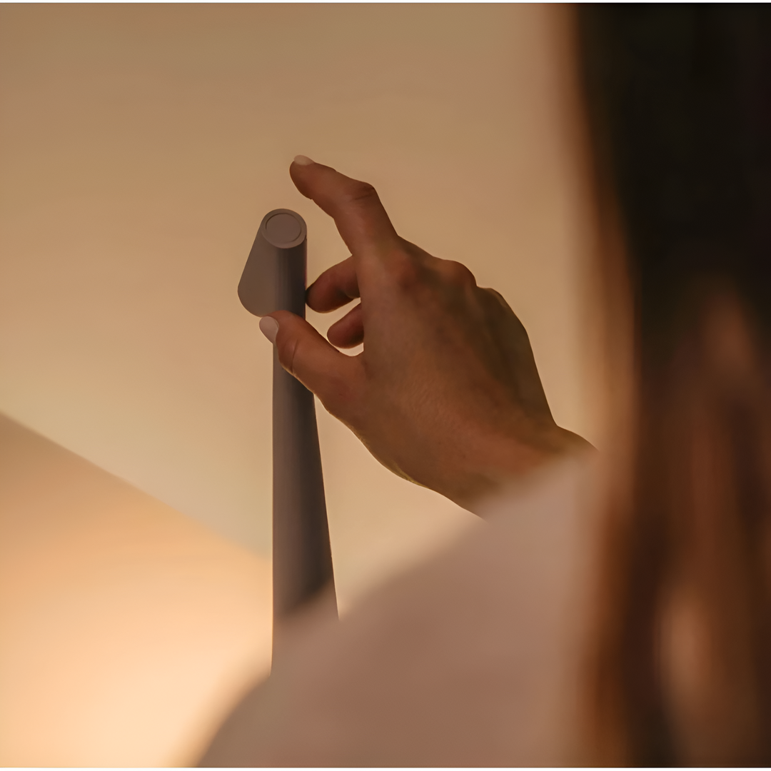 Robust och modern trådlös LED bordslampa, dimbar, byggd för att lysa upp ditt hem elegant.