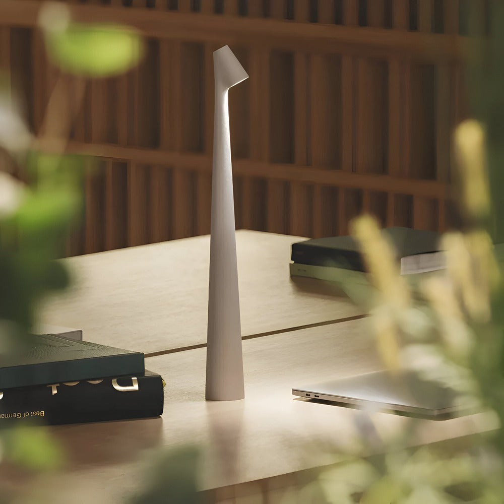 Elegant batteridriven bordslampa i vitt, svart eller guld, med dimbar LED för ditt moderna hem.