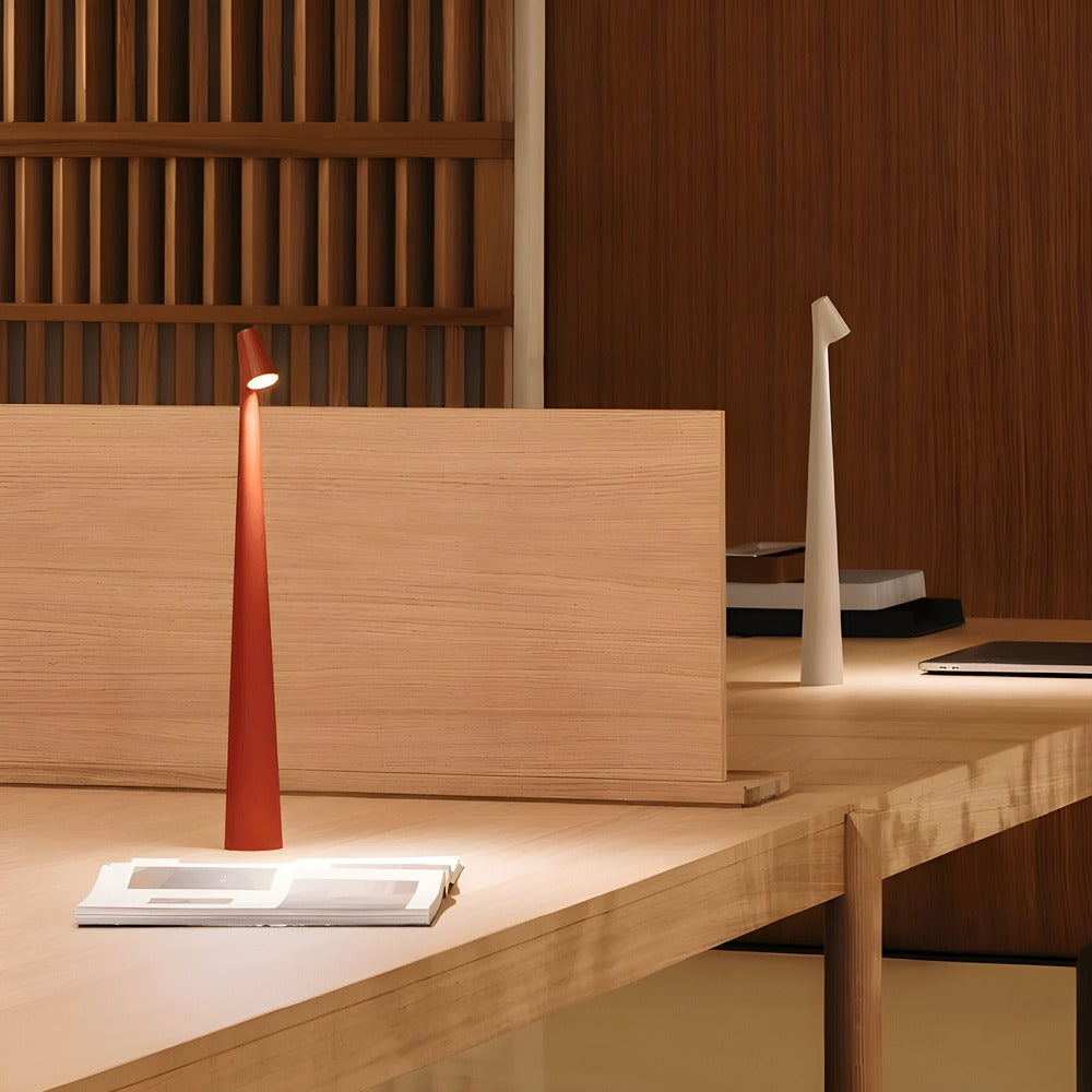 Trådlös LED bordslampa med modern design, idealisk som stämningsbelysning i vardagsrum eller kök.