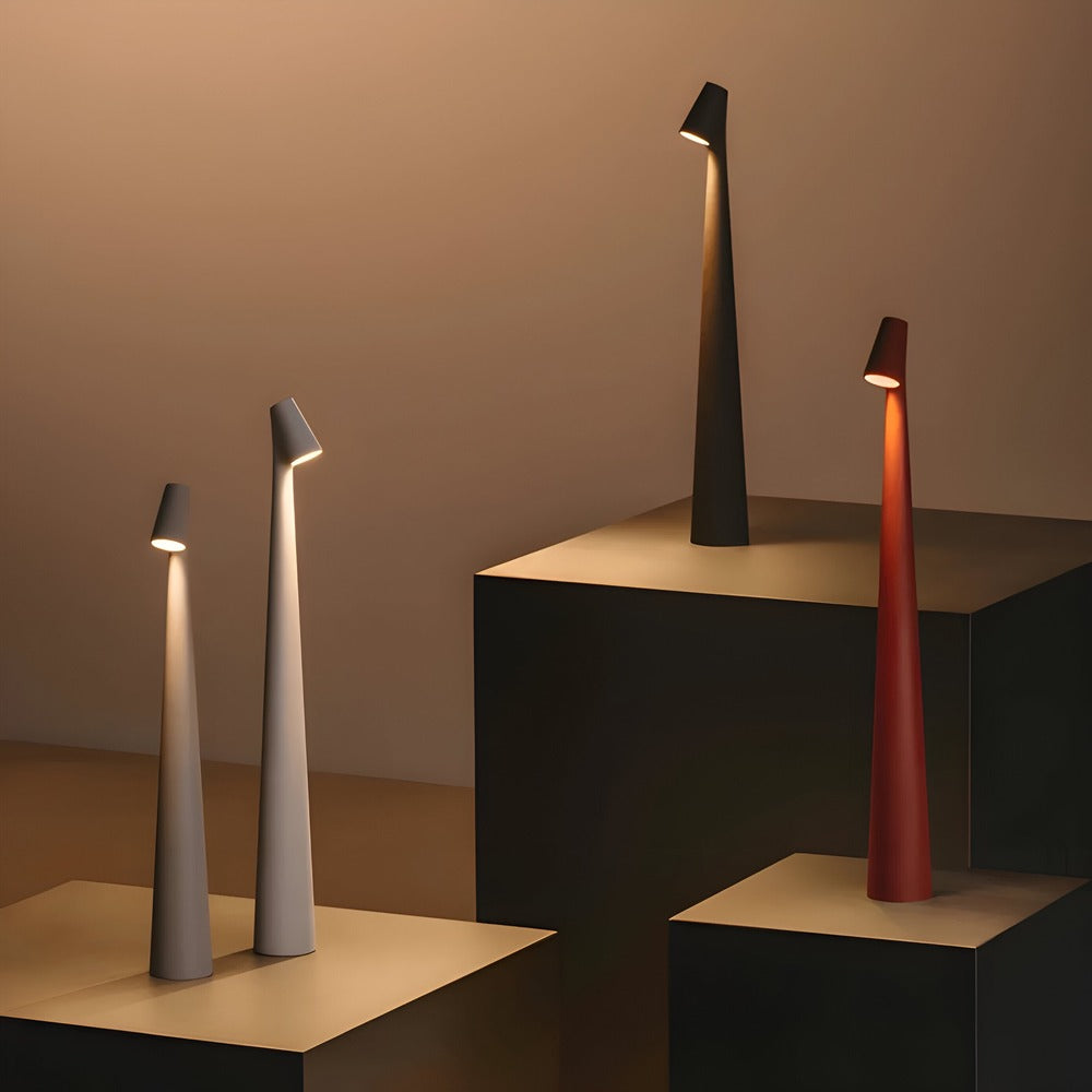 Batteridriven trådlös bordslampa i modern design, utmärkt för uteplatsen eller balkongen.