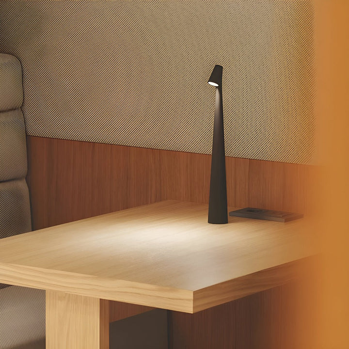 Stilren trådlös bordslampa med LED, dimbar, skapar mysig stämning vid matbordet eller köksön.