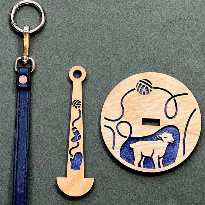 "Modern trähållare för garn i minimalistisk design, visar flera garnrullar i olika färger på en stabil träbas."