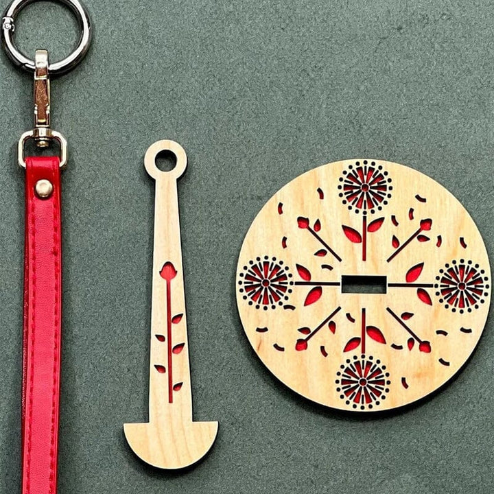 "Modern trähållare för garn i minimalistisk design, visar flera garnrullar i olika färger på en stabil träbas."