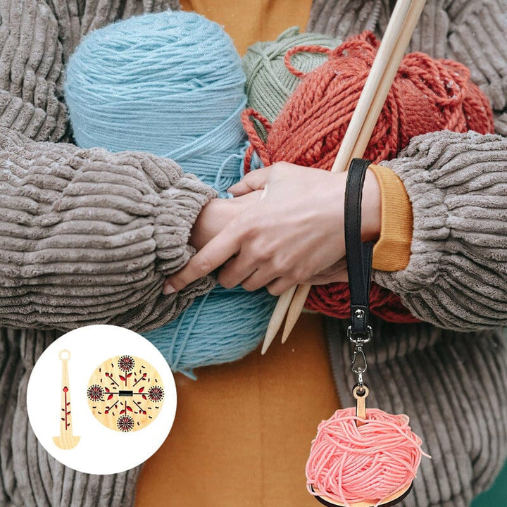 "Modern trähållare för garn i minimalistisk design, visar flera garnrullar i olika färger på en stabil träbas."