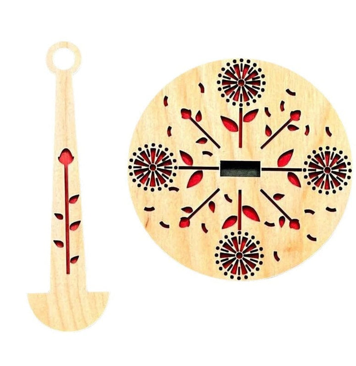 "Modern trähållare för garn i minimalistisk design, visar flera garnrullar i olika färger på en stabil träbas."