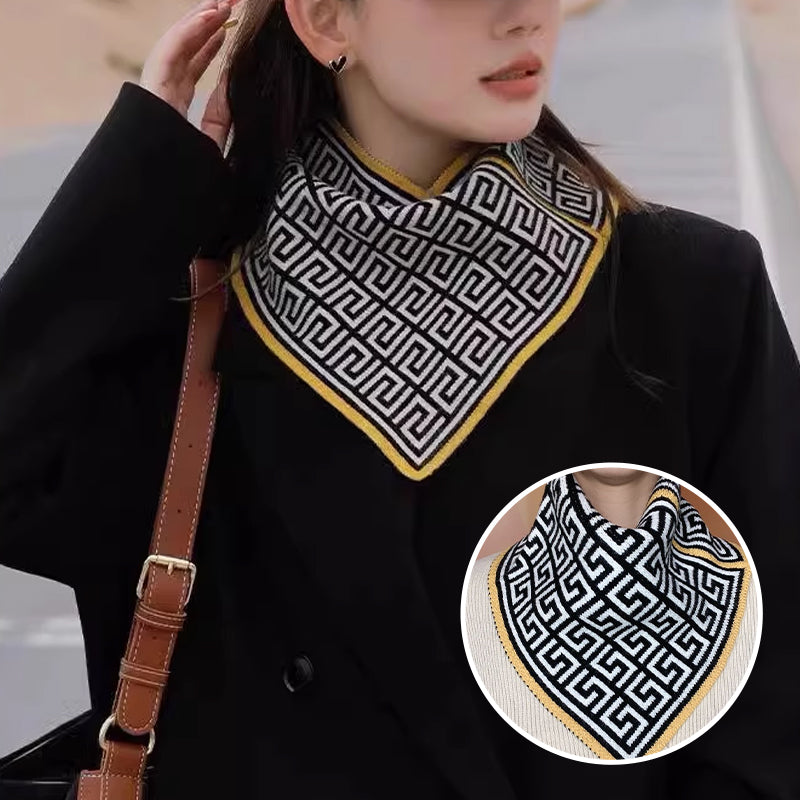 Modern triangelhalsduk unisex, stickat material, neutral färgstil, perfekt modetillbehör för alla tillfällen.