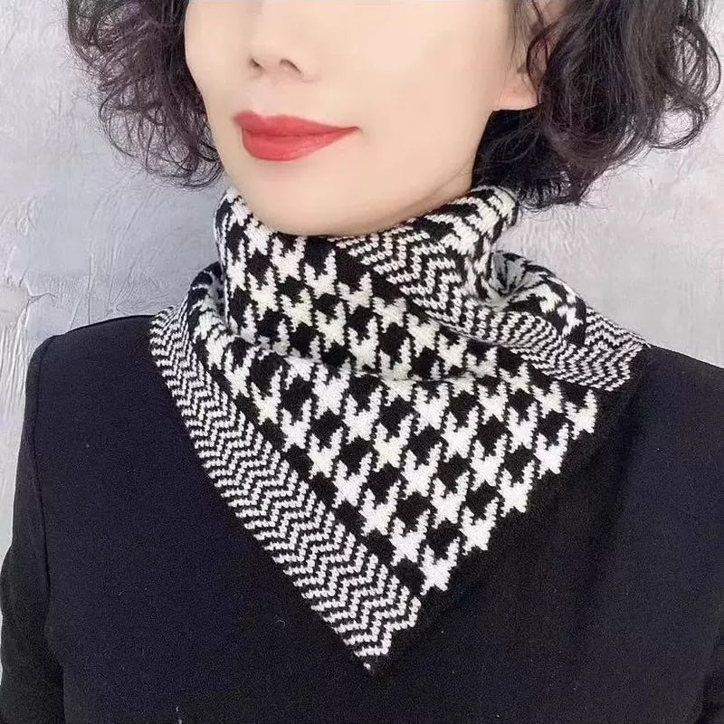 Modern triangelhalsduk unisex, stickat material, neutral färgstil, perfekt modetillbehör för alla tillfällen.
