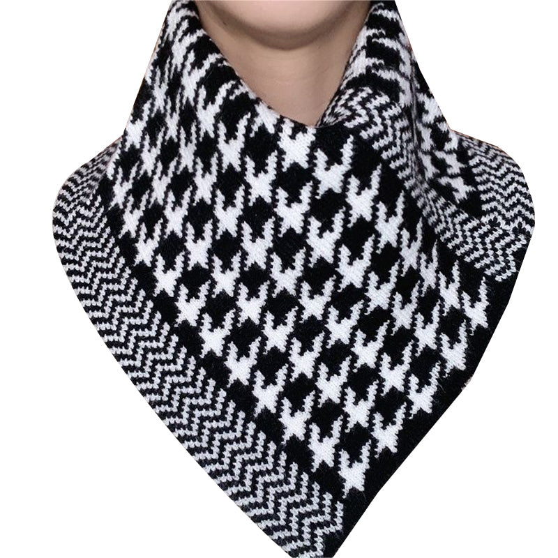 Modern triangelhalsduk unisex, stickat material, neutral färgstil, perfekt modetillbehör för alla tillfällen.