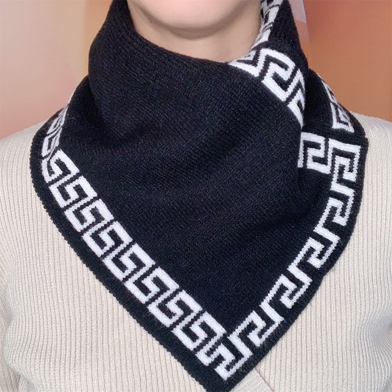 Modern triangelhalsduk unisex, stickat material, neutral färgstil, perfekt modetillbehör för alla tillfällen.