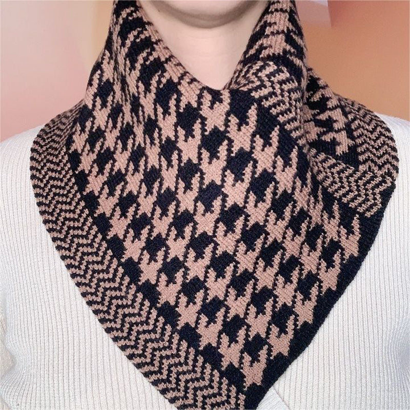 Modern triangelhalsduk unisex, stickat material, neutral färgstil, perfekt modetillbehör för alla tillfällen.
