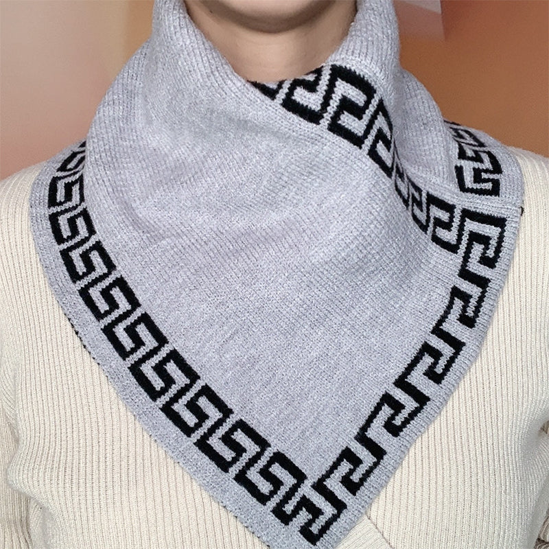 Modern triangelhalsduk unisex, stickat material, neutral färgstil, perfekt modetillbehör för alla tillfällen.