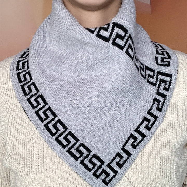 Modern triangelhalsduk unisex, stickat material, neutral färgstil, perfekt modetillbehör för alla tillfällen.
