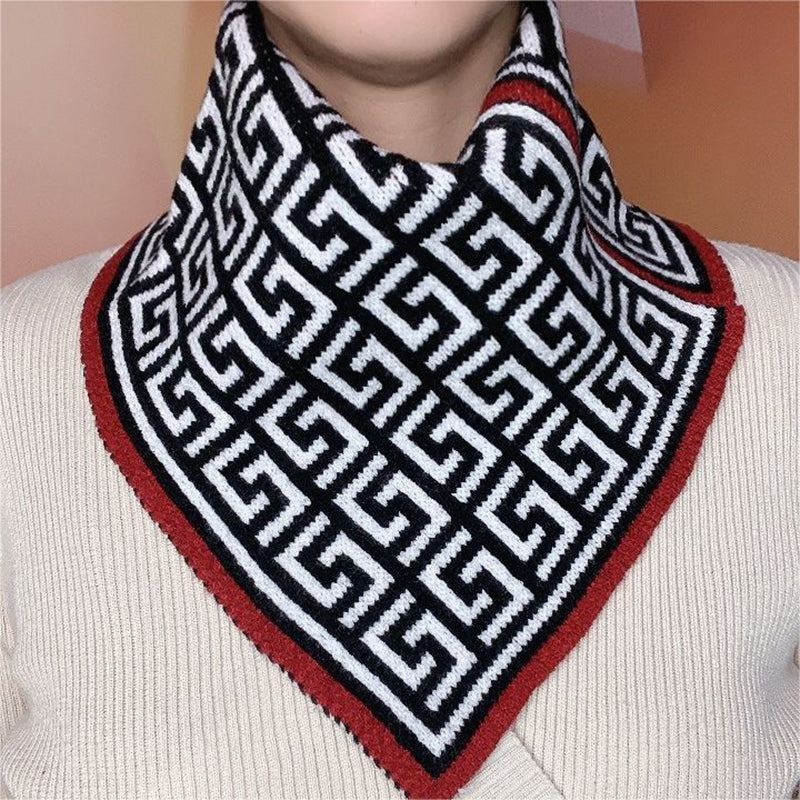 Modern triangelhalsduk unisex, stickat material, neutral färgstil, perfekt modetillbehör för alla tillfällen.